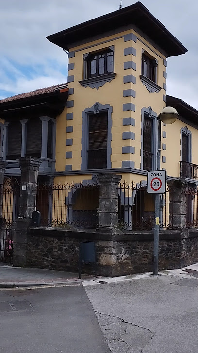 Fachada de Registro de la Propiedad de Pola de Lena
